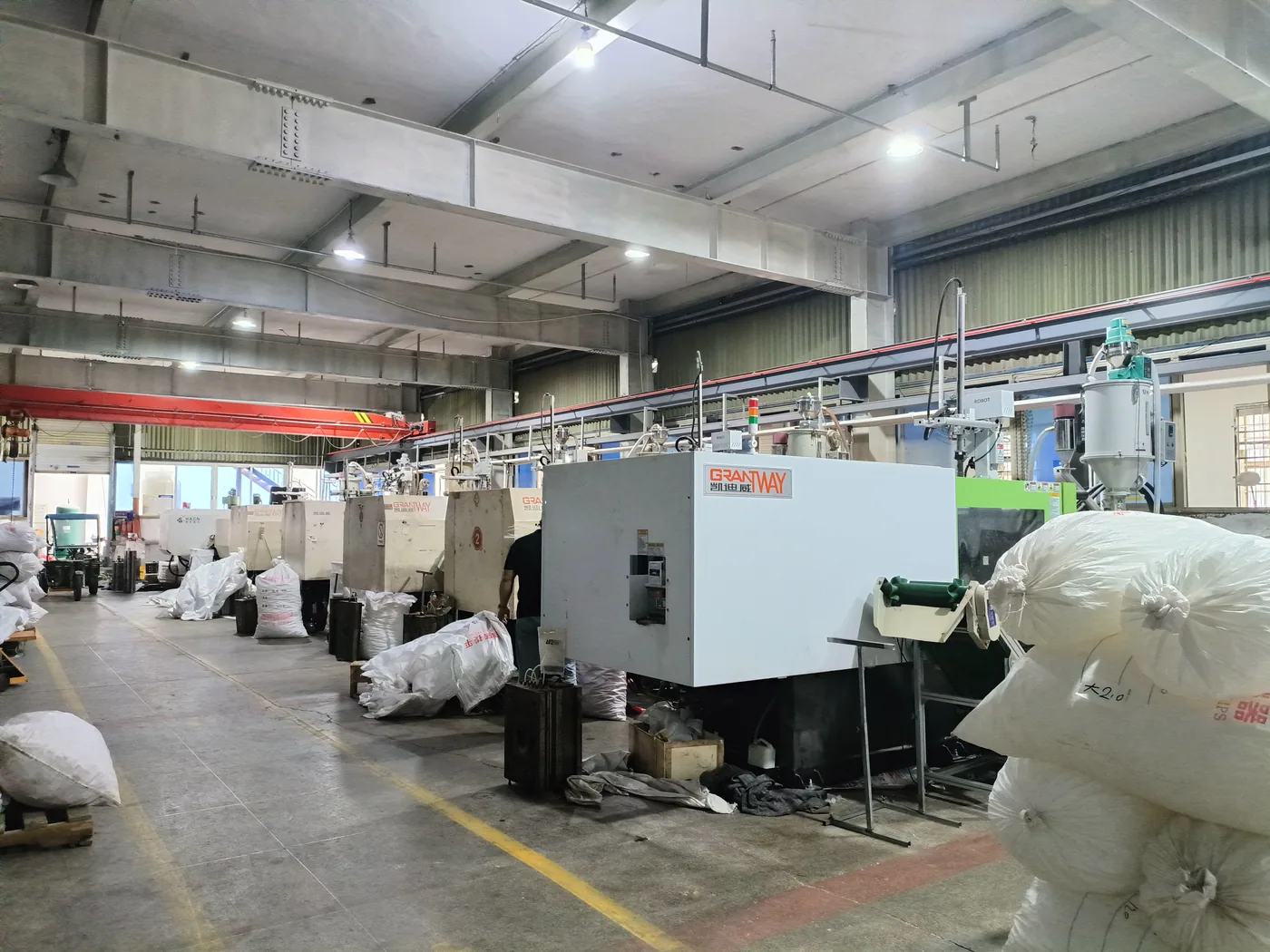 Injection moulding machines producing tile leveling clips in the Bensetimes workshop